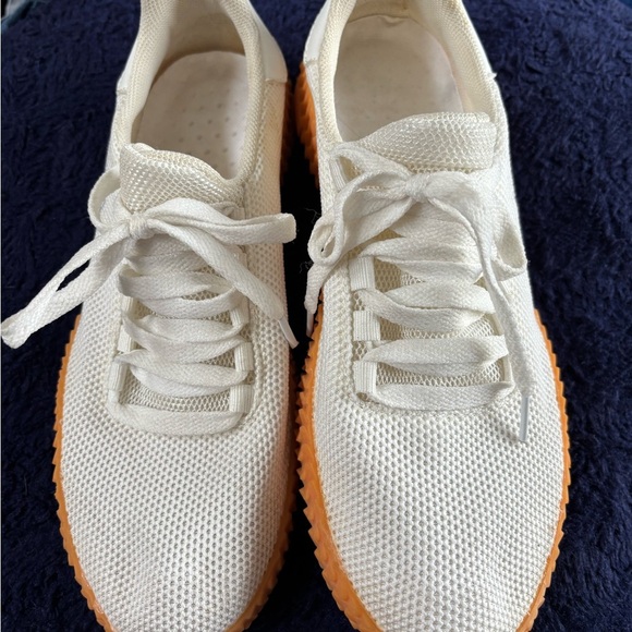 Modern White and Orange Sneakers with Textured Sole - Picture 2 of 9